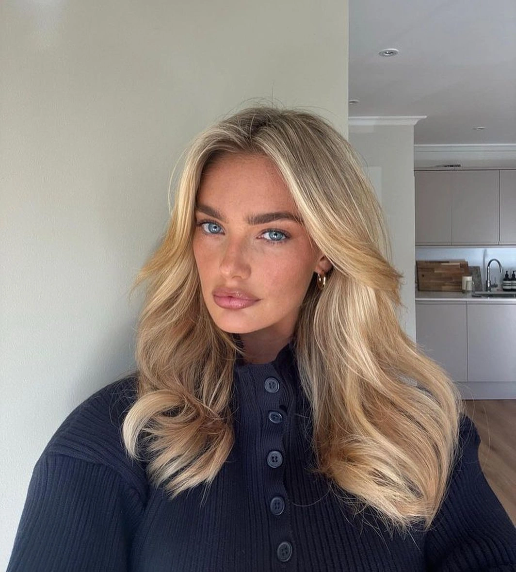 Long rooted beige-golden blonde hair with large waves