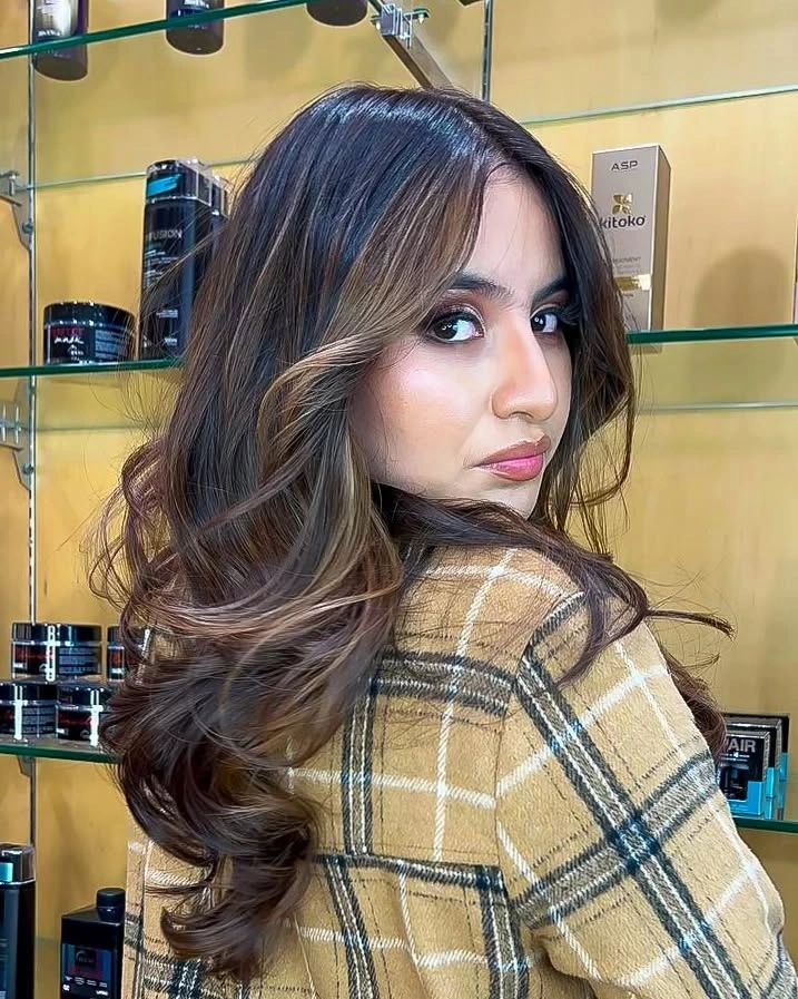 Long brunette waves with beige-caramel face ribbons and dark crown