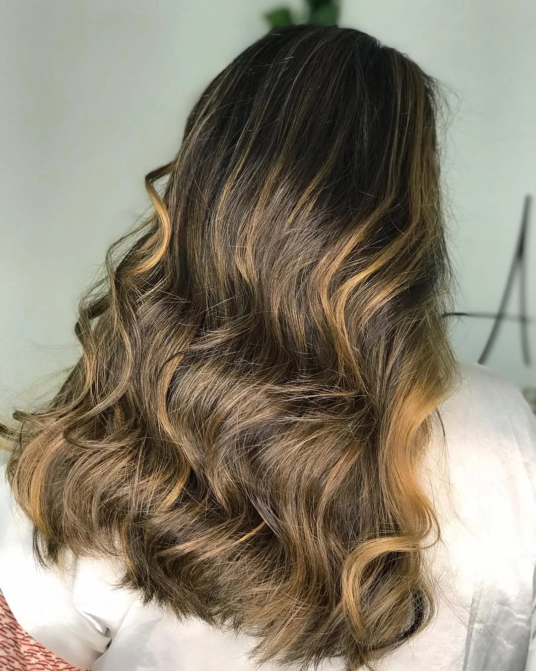 Medium-long brunette waves with large beige-caramel ribbons