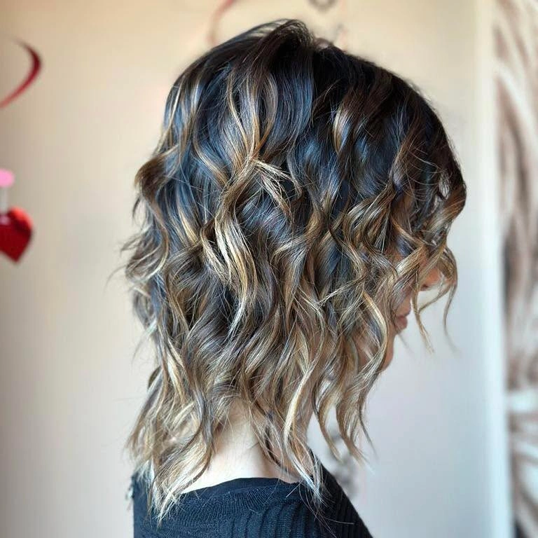 Short-to-medium brunette waves with creamy beige highlights