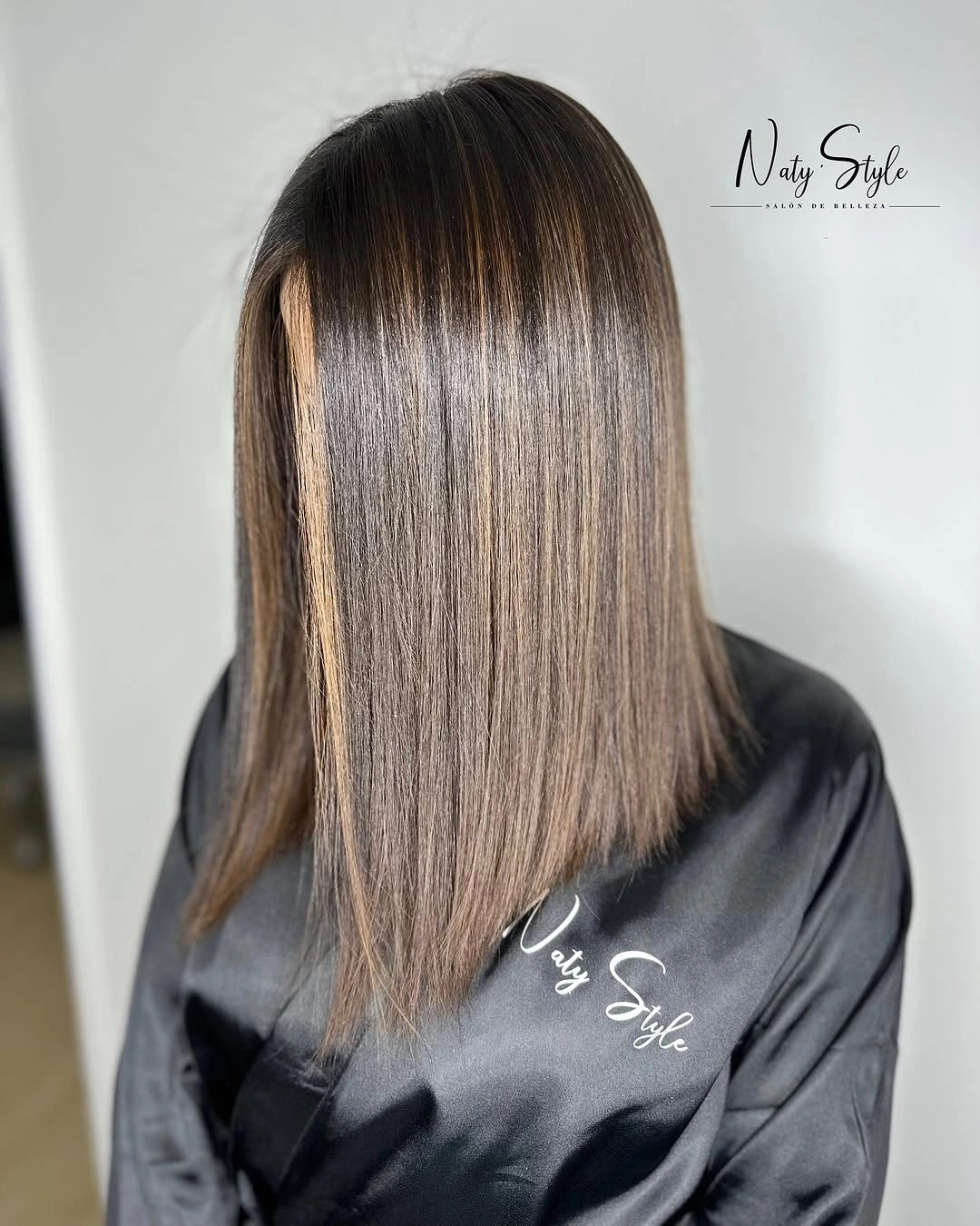 Straight brunette hair with fine beige-brown highlights