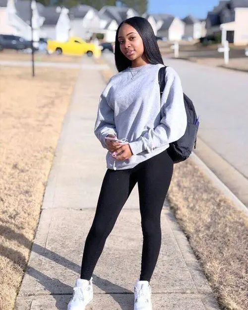 Monochromatic Grey Sweatshirt and Black Leggings School Look Monochromatic Grey Sweatshirt and Black Leggings School Look — Winter School Outfits