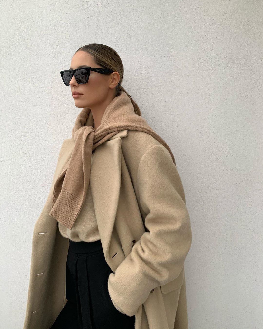 Oversized Beige Coat, Camel Sweater, and Black Trousers: Cozy Neutrals Oversized Beige Coat, Camel Sweater, and Black Trousers: Cozy Neutrals — Minimalist Winter Outfits