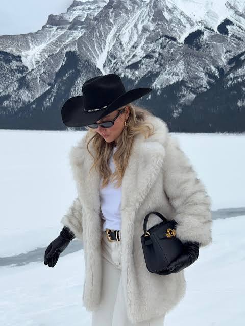 Cream Faux Fur Coat and Cowboy Hat: Luxurious Outdoor Western Style — Western Winter Outfits