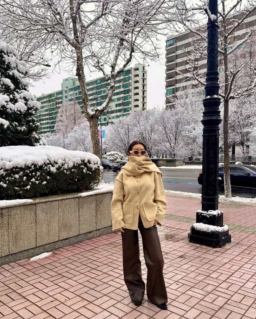 Oversized Beige Wool Jacket with Wide-Leg Leather Pants Oversized Beige Wool Jacket with Wide-Leg Leather Pants — Korean Winter Outfits