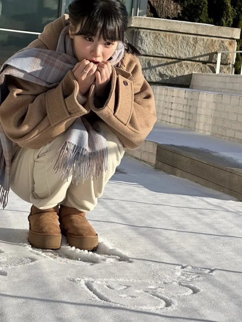Camel Oversized Coat with Cream Hoodie and Plaid Scarf Camel Oversized Coat with Cream Hoodie and Plaid Scarf — Korean Winter Outfits