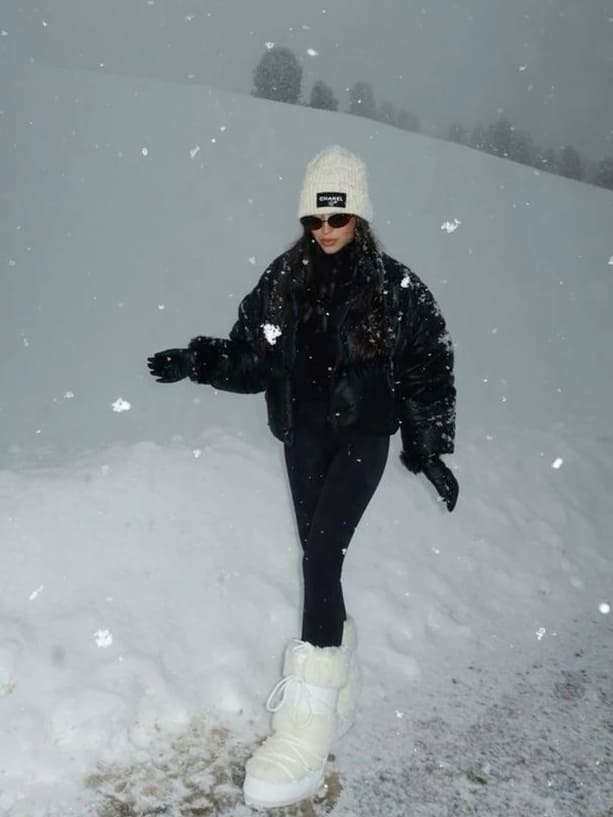 Winter Outdoor White Puffer Moon Boots with Black Leggings and Puffer Jacket — Winter Boots Outfits