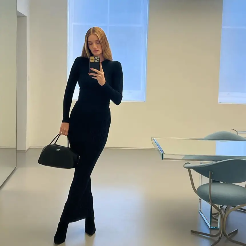 Cape-Like Coat Over Turtleneck and Gloves Cape-Like Coat Over Turtleneck and Gloves — Winter Dress Outfits