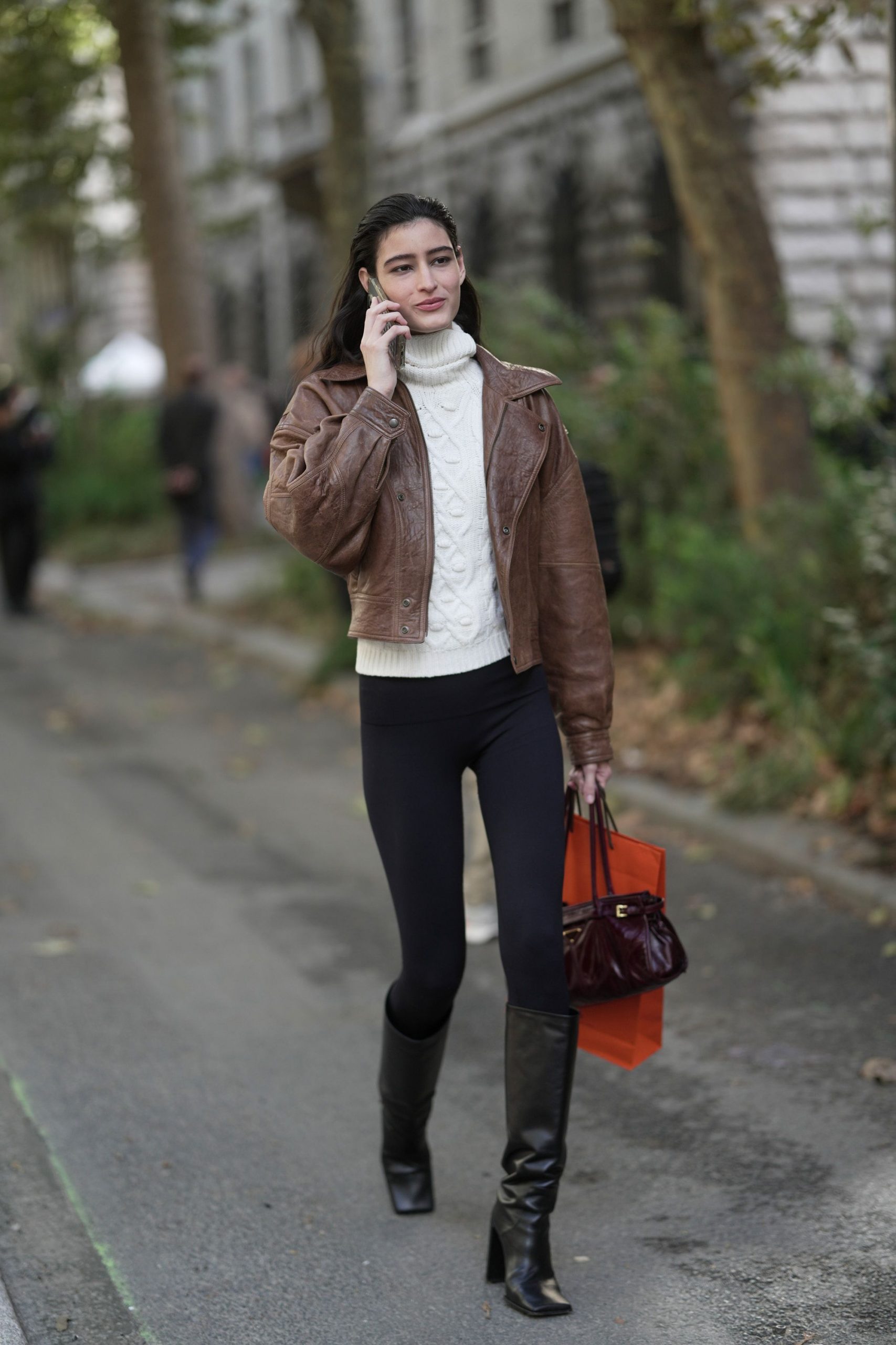 Casual Street Style Black Leggings with Leather Jacket and Boots Casual Street Style Black Leggings with Leather Jacket and Boots — Winter Outfits with Leggings
