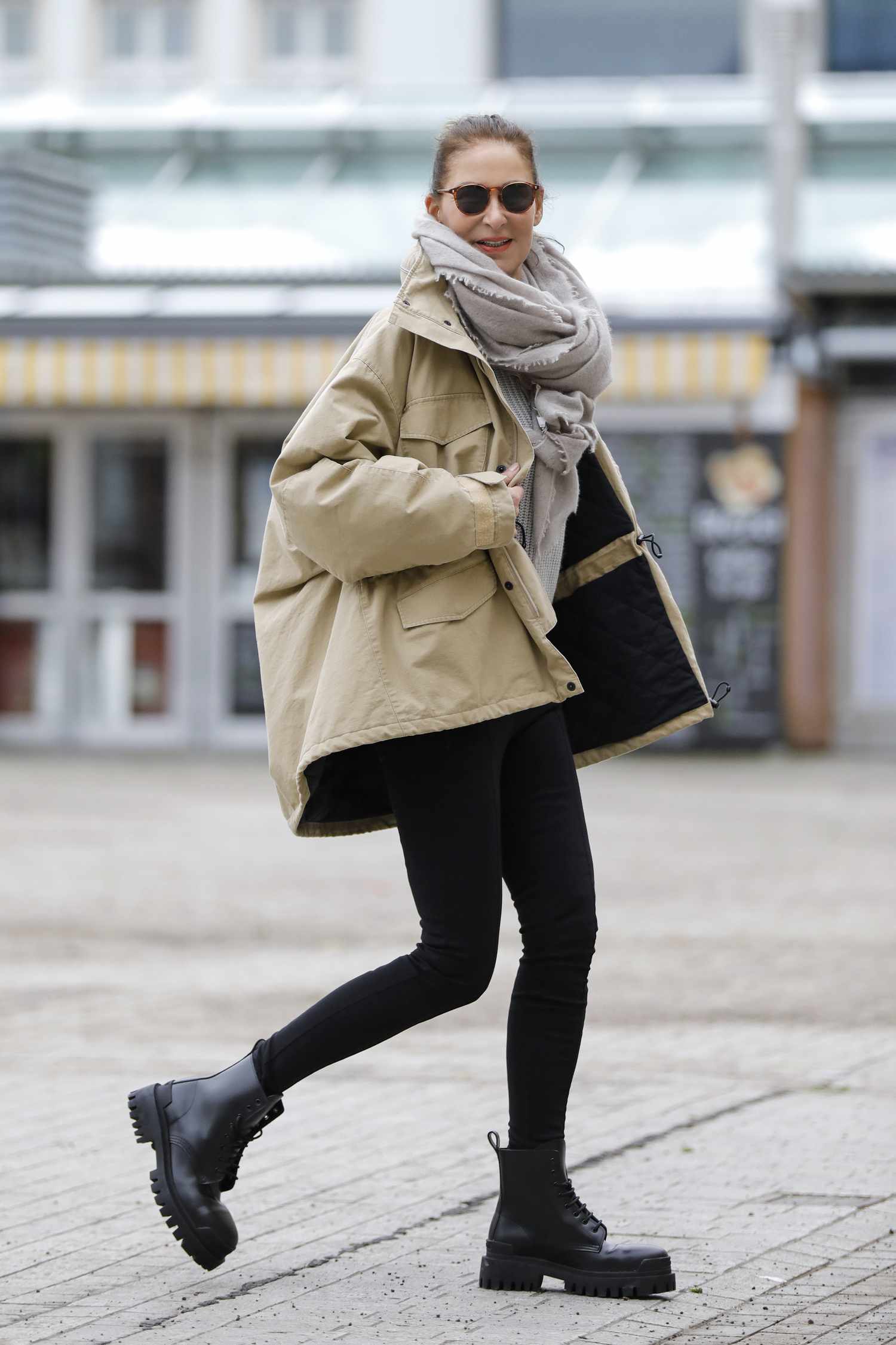 Street Style Black Leggings with Chunky Boots and Parka Street Style Black Leggings with Chunky Boots and Parka — Winter Outfits with Leggings