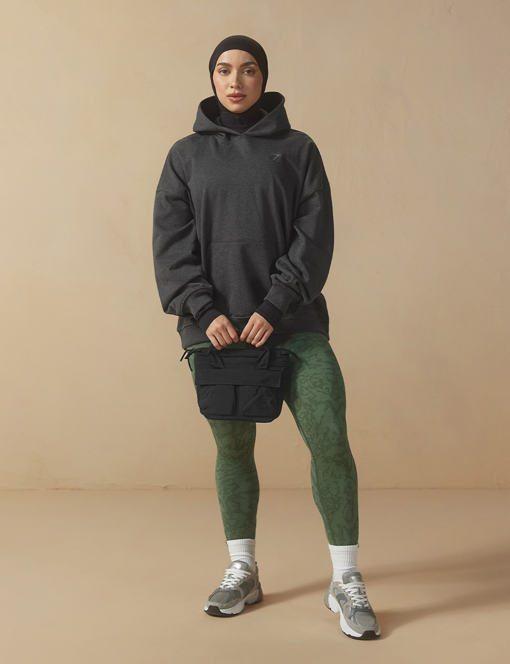 Patterned Green Leggings with Oversized Hoodie and Sneakers Patterned Green Leggings with Oversized Hoodie and Sneakers — Winter Outfits with Leggings
