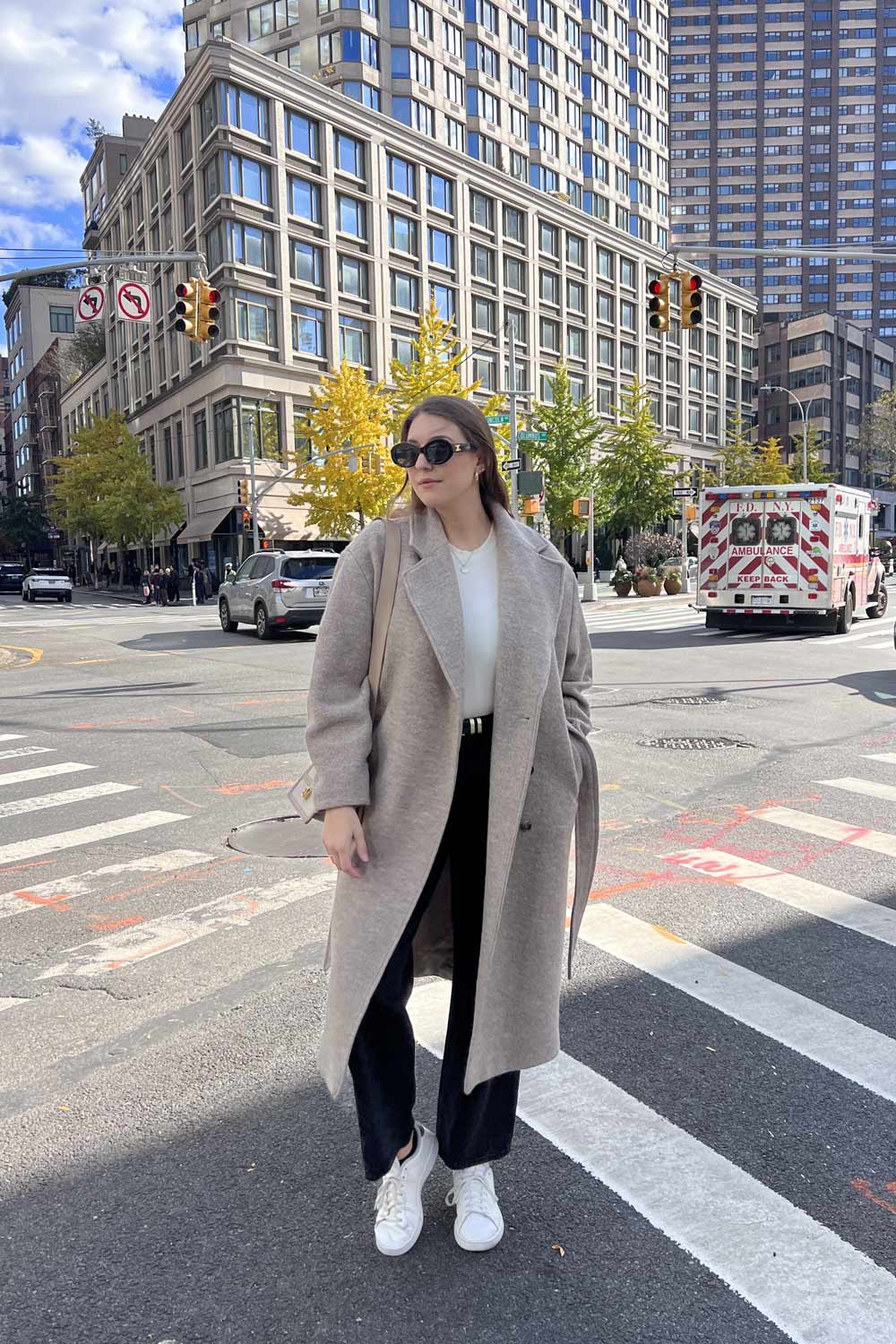 Oversized Wool Coat and White Sneakers for Effortless Style Oversized Wool Coat and White Sneakers for Effortless Style — Las Vegas Winter Outfits