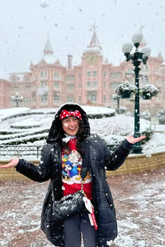 Warm Puffer Coat with Graphic Tee for a Winter Theme Park Warm Puffer Coat with Graphic Tee for a Winter Theme Park — Disney Winter Outfits