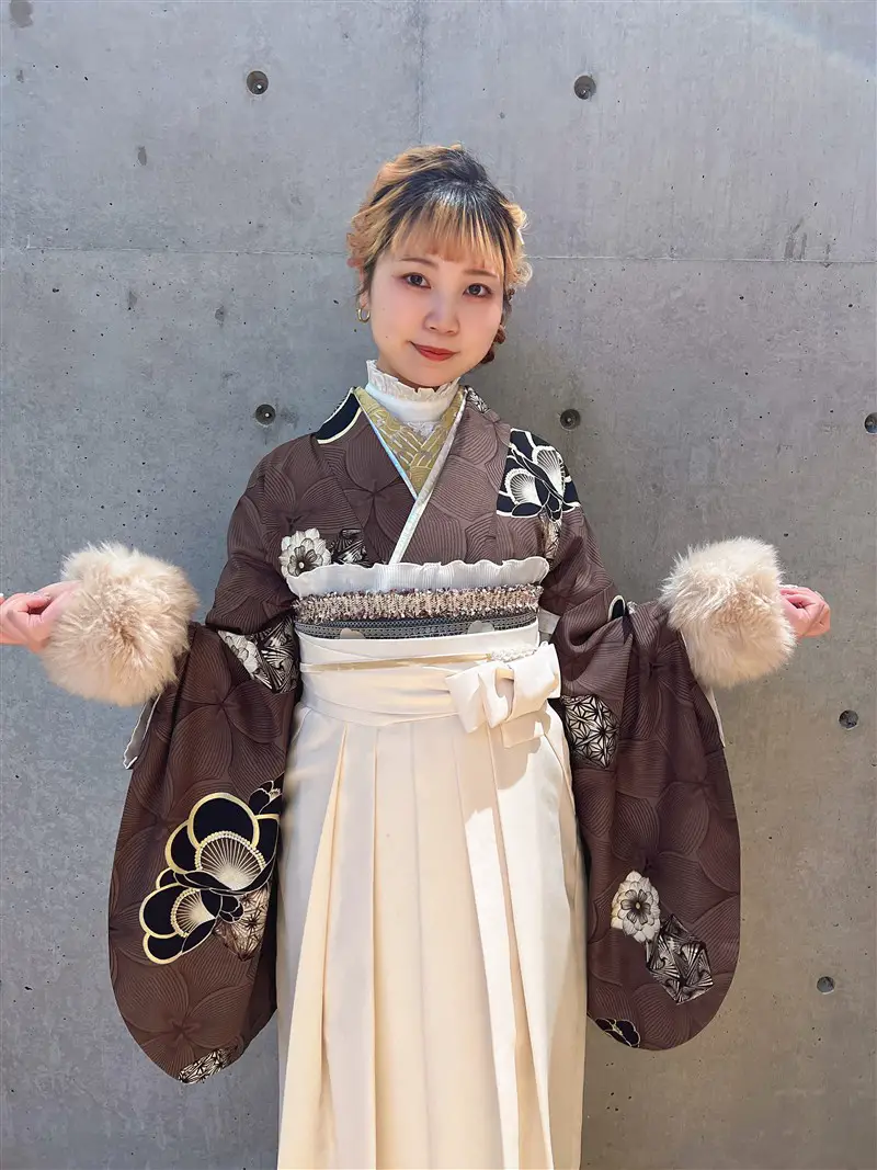 Traditional Elegance: Fur-Trimmed Winter Kimono — Japan Winter Outfits