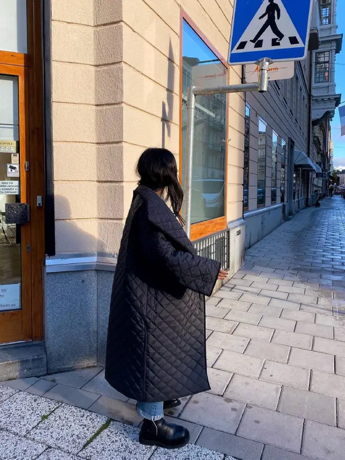 Oversized Black Puffer with Jeans and Chunky Boots Oversized Black Puffer with Jeans and Chunky Boots — Long Puffer Coat Outfits