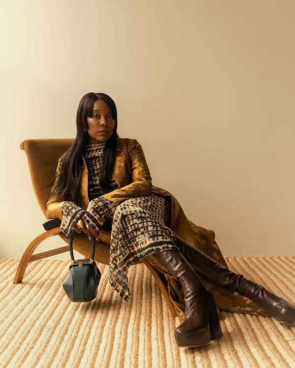 Glossy Platform Boots with Satin Coat Glossy Platform Boots with Satin Coat — Brown Boots Outfits