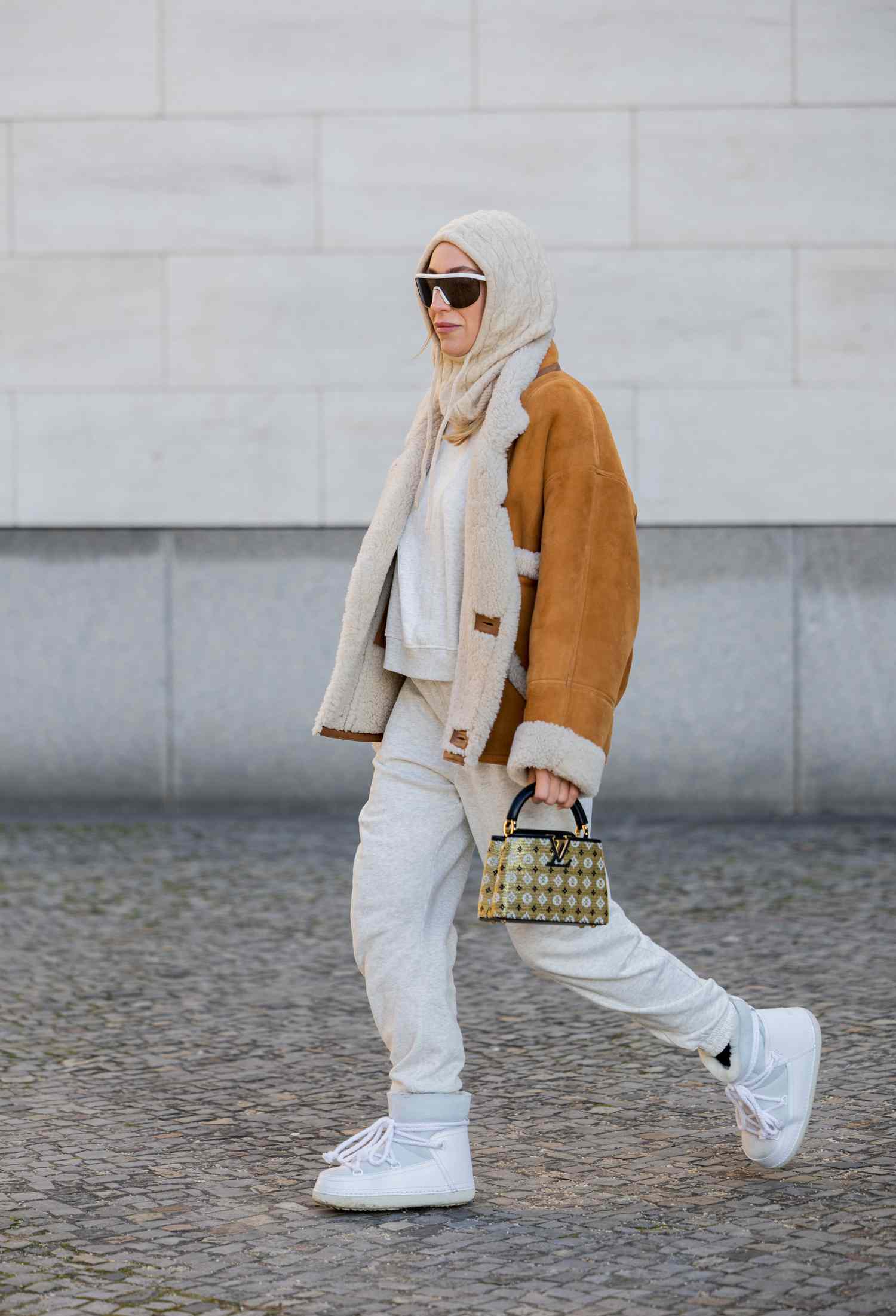 Streetwear Style with White Snow Boots and Shearling Jacket Streetwear Style with White Snow Boots and Shearling Jacket — Snow Boots Outfits