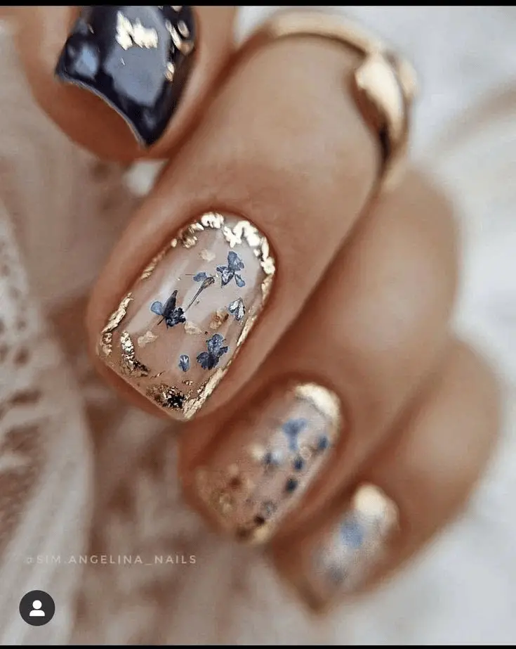 Navy Blue Gold Foil Dried Flower Nails Navy Blue Gold Foil Dried Flower Nails — Fall to Winter Nails
