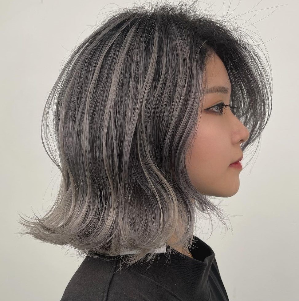 Chic Chin Bob With Silver Highlights Chic Chin Bob With Silver Highlights — Winter Haircuts for Gray Hair