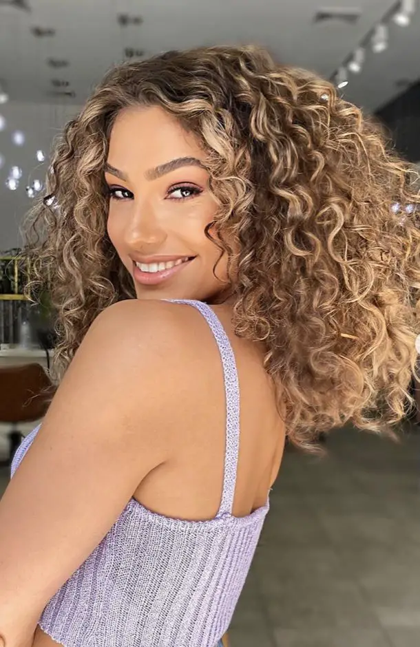 Shoulder-Length Curls With Honey Highlights Shoulder-Length Curls With Honey Highlights — Winter Hairstyles for Thick Hair