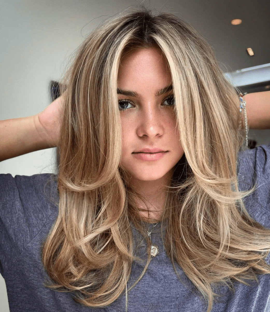 Collarbone Dark Blonde Lob with Curtain Bangs Collarbone Dark Blonde Lob with Curtain Bangs — Winter Hairstyles for Round Faces