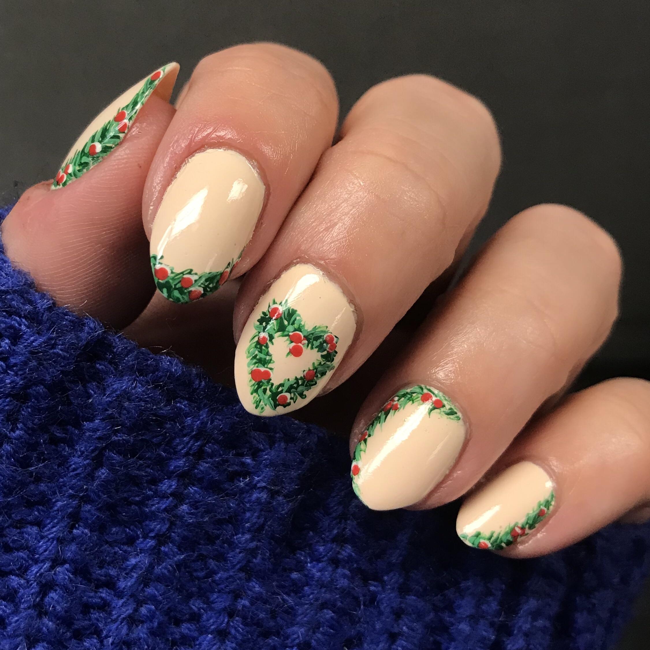 Classic Holly Wreath Holiday Nails Classic Holly Wreath Holiday Nails — Winter Nails for Kids