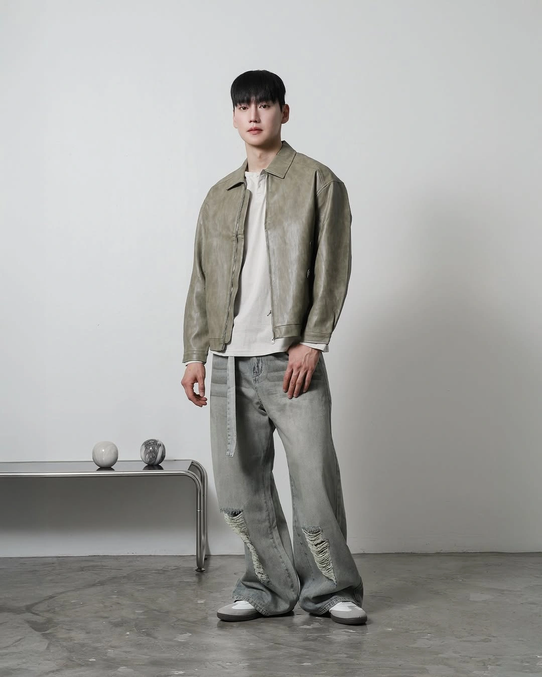 Sage overshirt white T shirt pale gray wide trousers and gray shoes