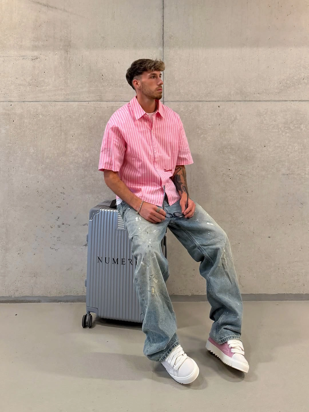 Pink short sleeve shirt pale loose jeans and white sneakers