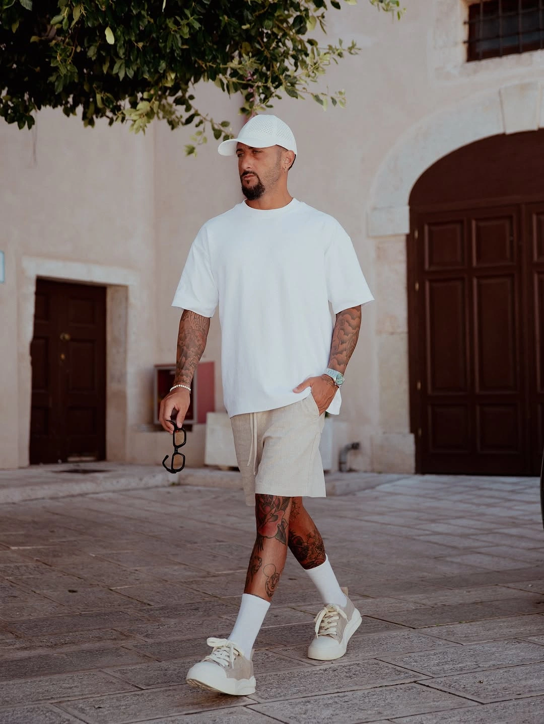 Oversized white T shirt light shorts white cap and sneakers