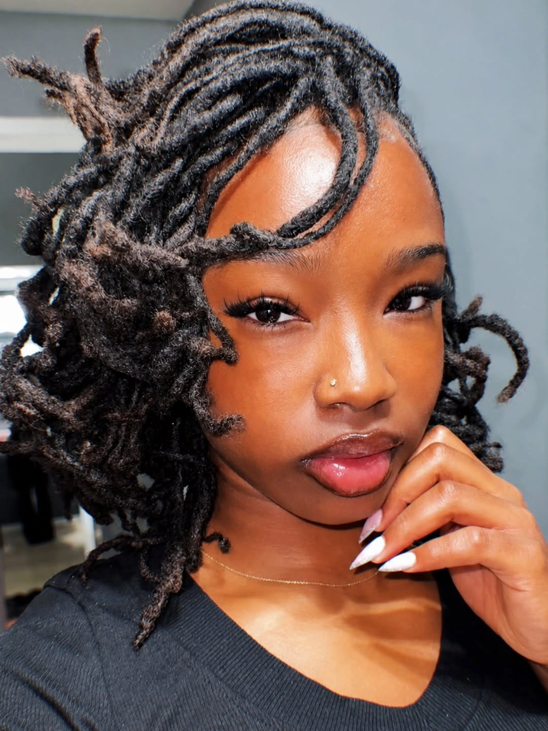 Medium-length rope-textured strands swept across forehead