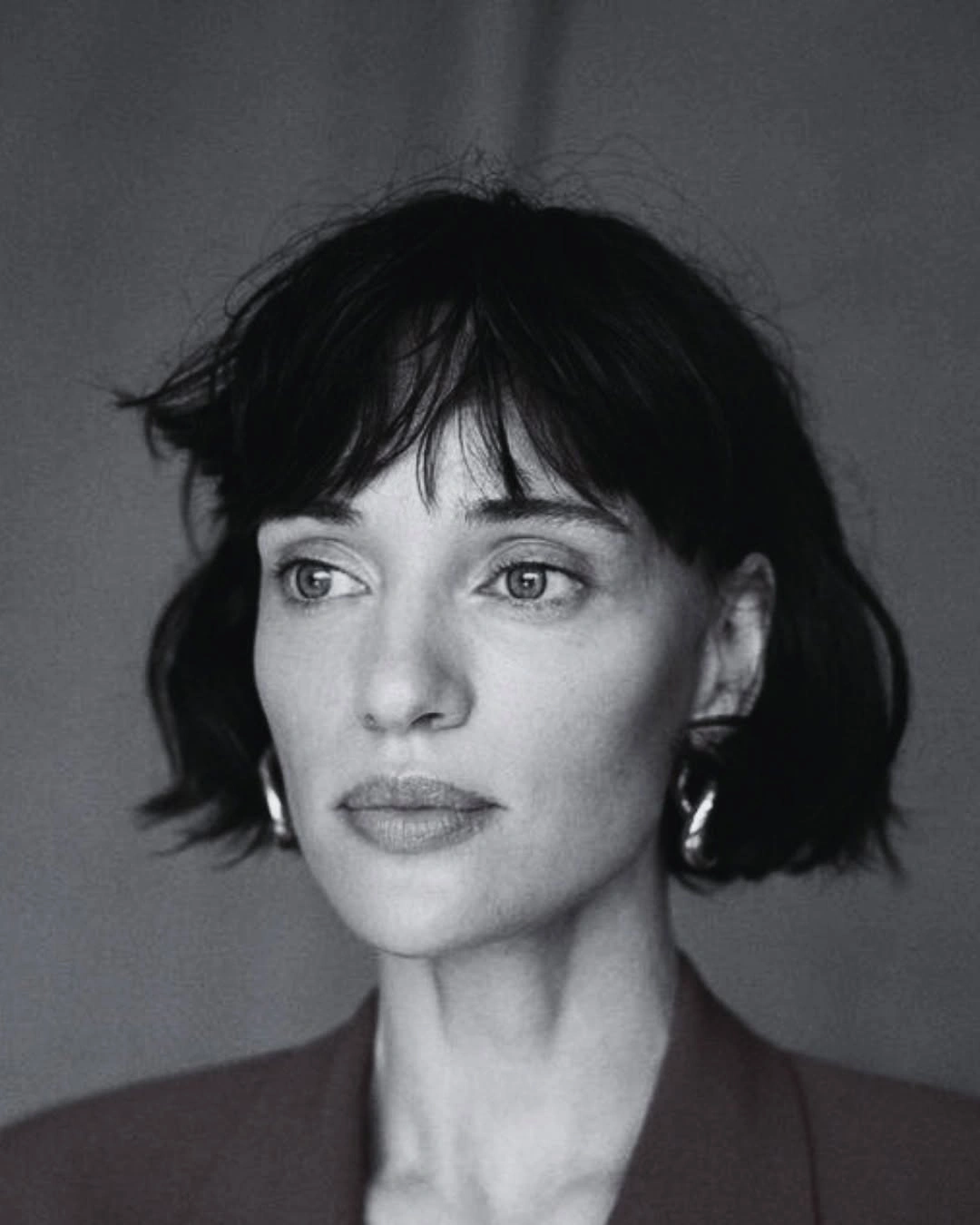 Short dark textured fringe with close sides