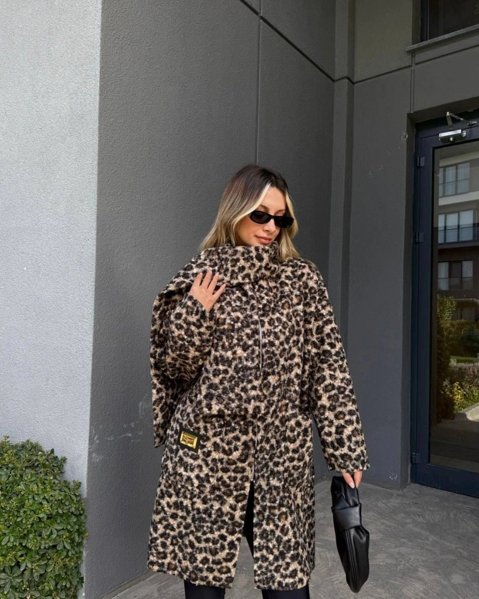 Long leopard-print coat with black base and handbag