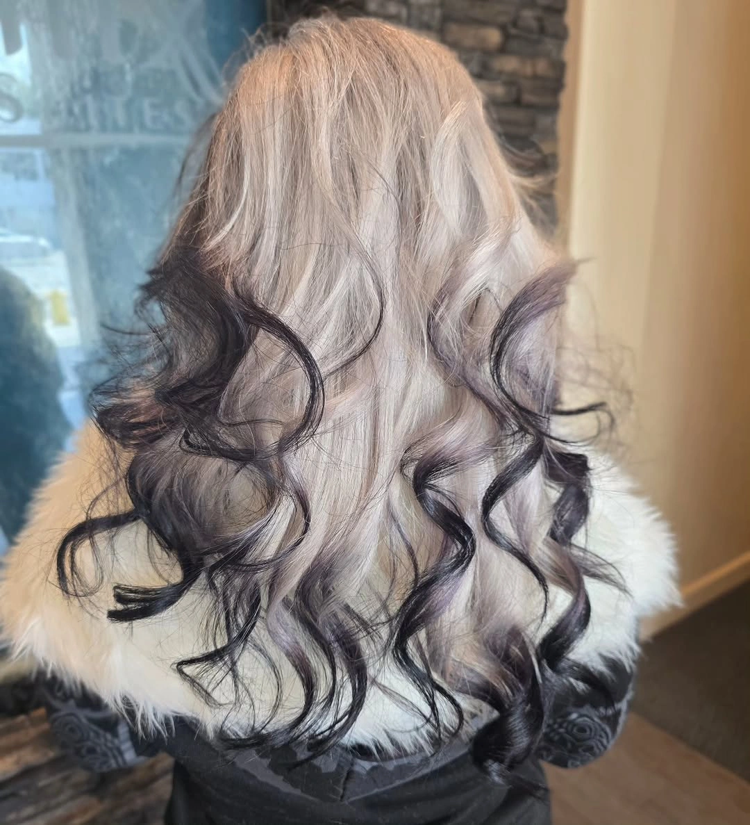 Pale blonde wavy hair with darker low contrast strands and volume
