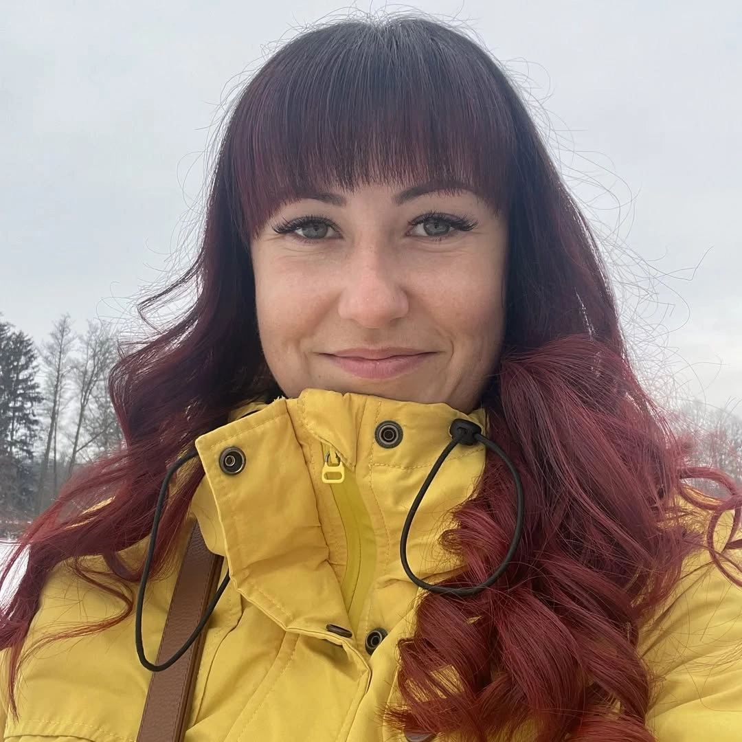 Dark bangs with vivid red curled lower lengths