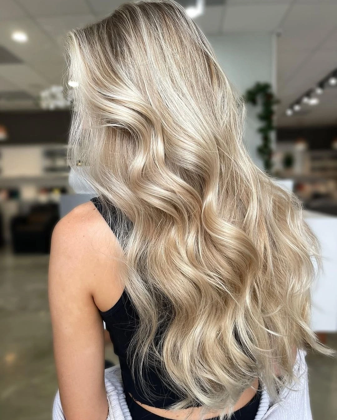 Long beige-blonde waves with darker root and pale ribbons