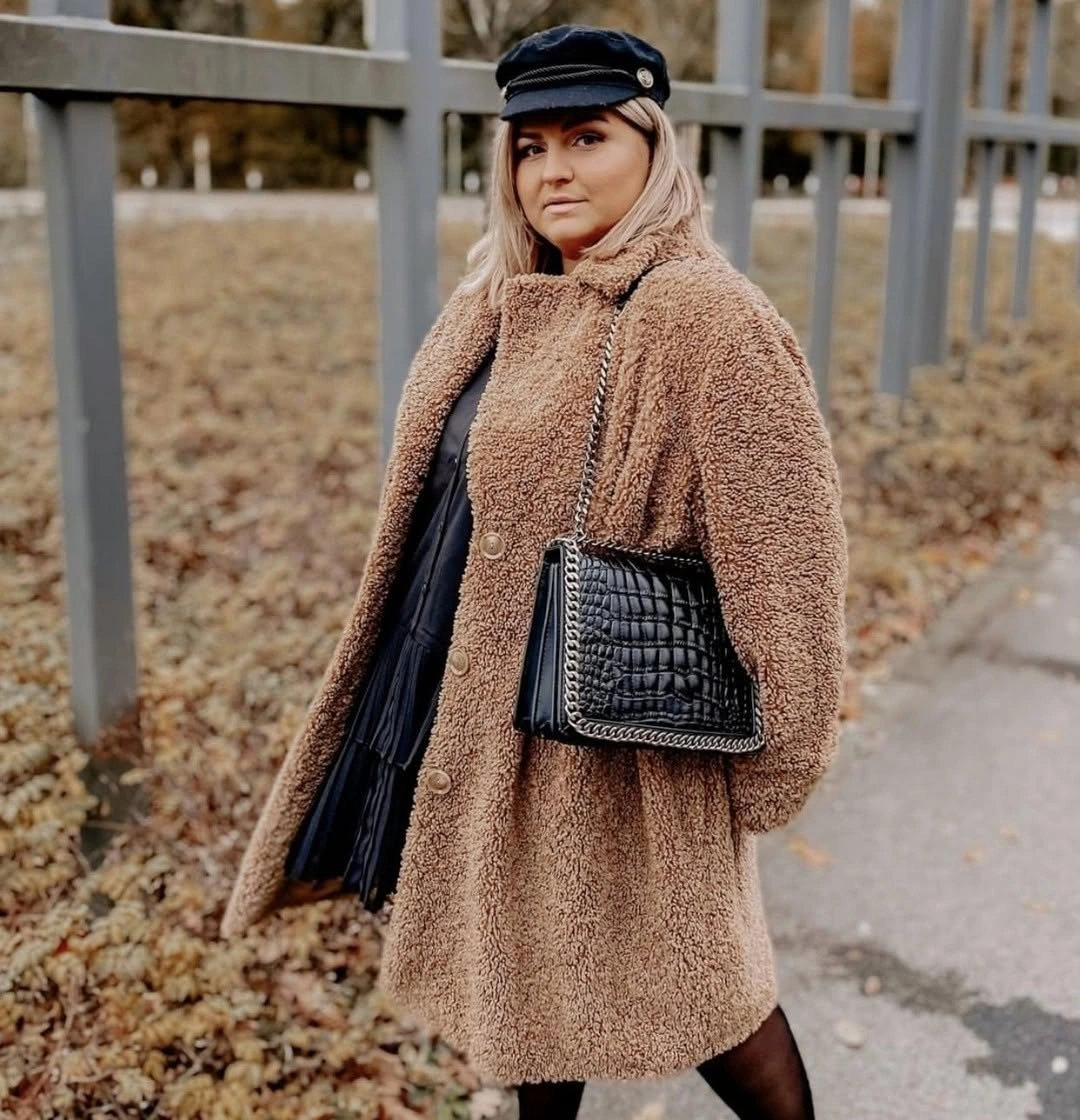 Camel fuzzy coat with black cap and quilted chain bag