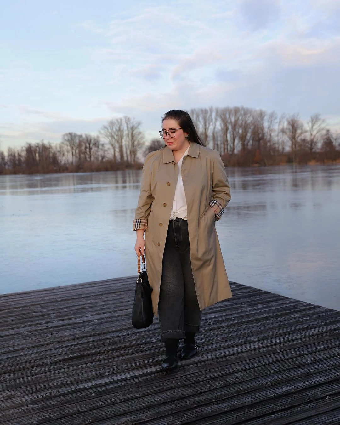 Beige open coat, wide dark pants, black boots, handbag