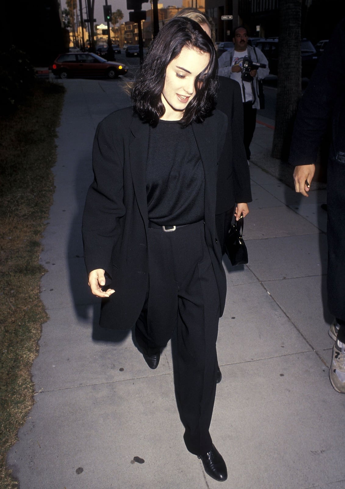 Monochromatic Black Oversized Suit for a Sophisticated Party Monochromatic Black Oversized Suit for a Sophisticated Party — 90s Party Outfit Inspiration