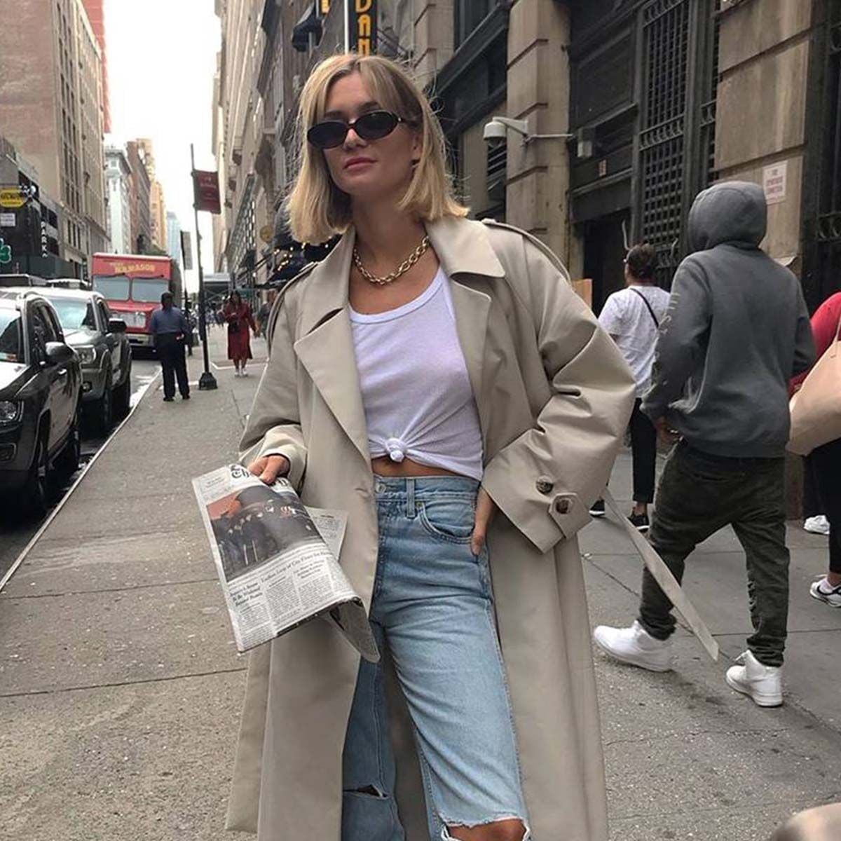 Ripped Baggy Jeans and Trench Coat for a Casual Party Ripped Baggy Jeans and Trench Coat for a Casual Party — 90s Party Outfit Inspiration