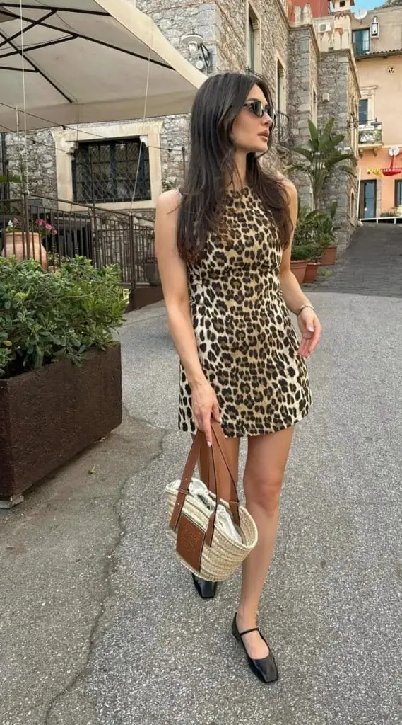 Leopard Print Mini Dress for a Chic Retro Party Leopard Print Mini Dress for a Chic Retro Party — 90s Party Outfit Inspiration