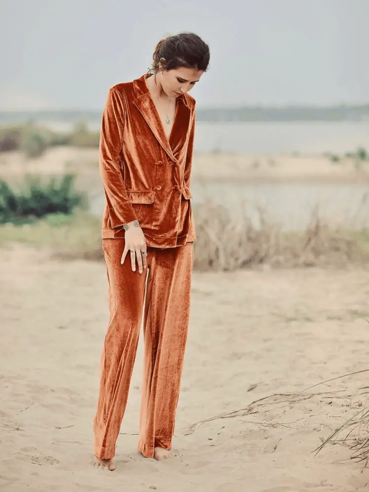 Burnt Orange Velvet Suit for a Chic 90s Party Burnt Orange Velvet Suit for a Chic 90s Party — 90s Party Outfit Inspiration