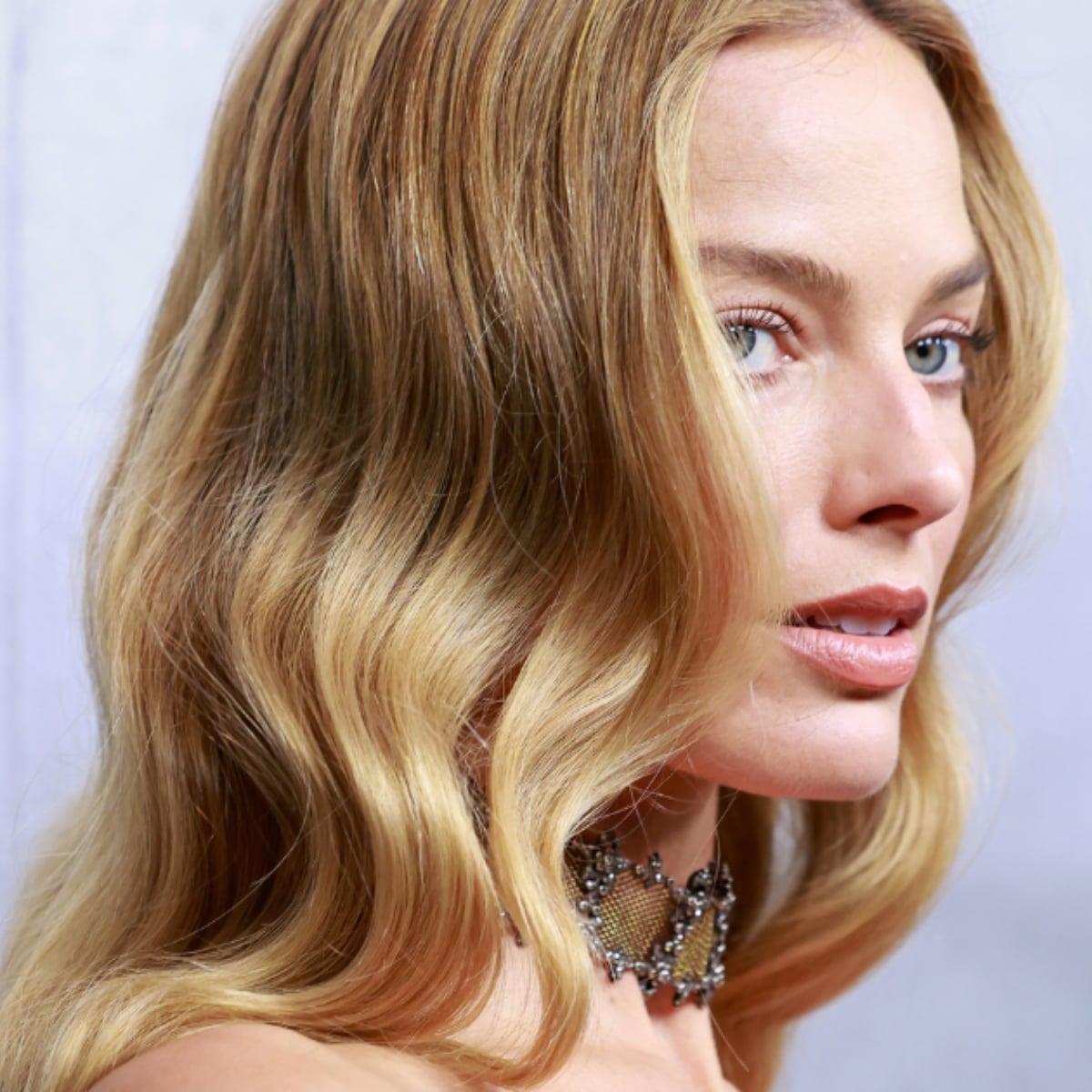 Mid-Back Neutral Dark Blonde Loose Waves Mid-Back Neutral Dark Blonde Loose Waves — Aesthetic Dark Blonde Hair