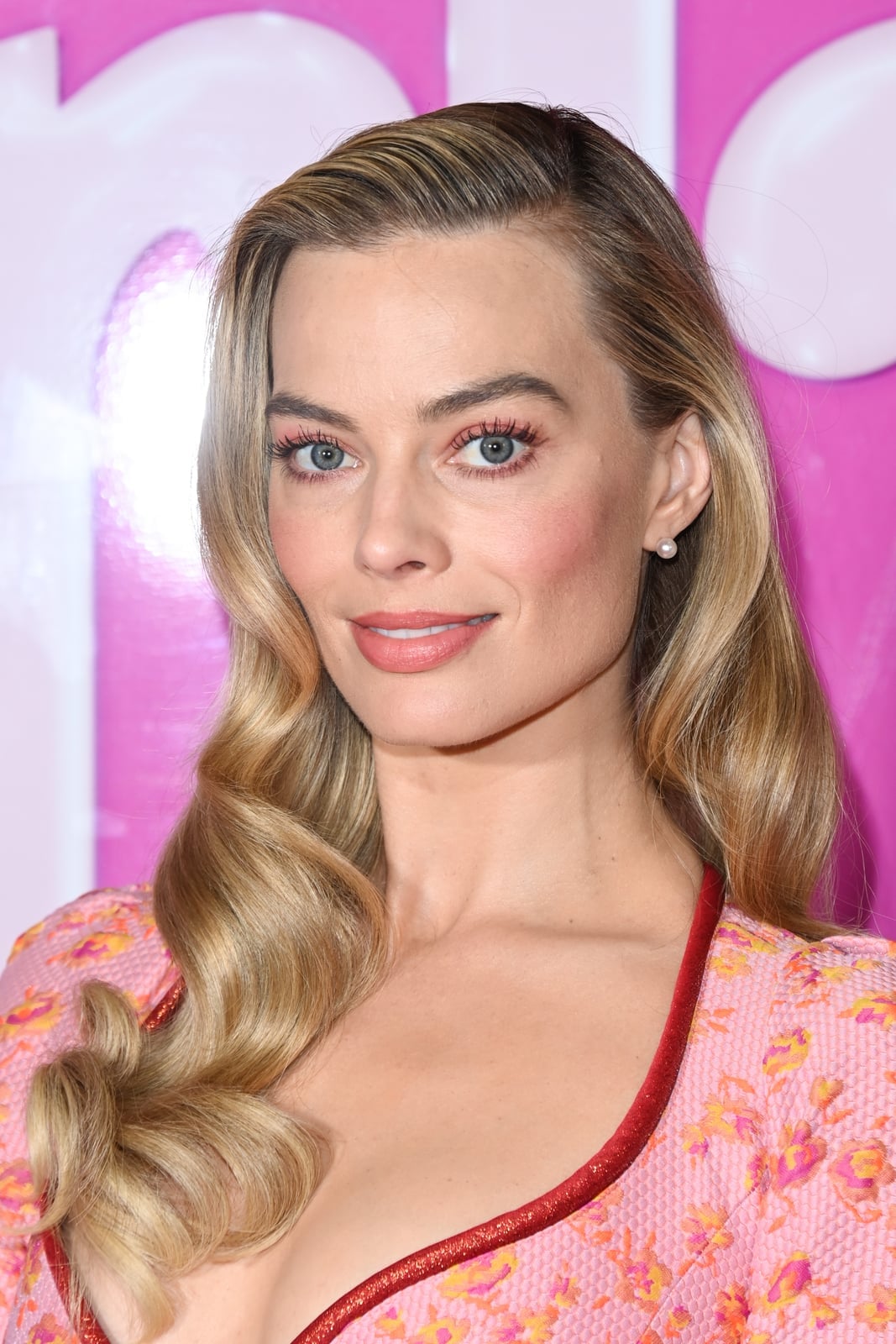 Collarbone Lob With Side-Swept Bangs Collarbone Lob With Side-Swept Bangs — Aesthetic Dark Blonde Hair