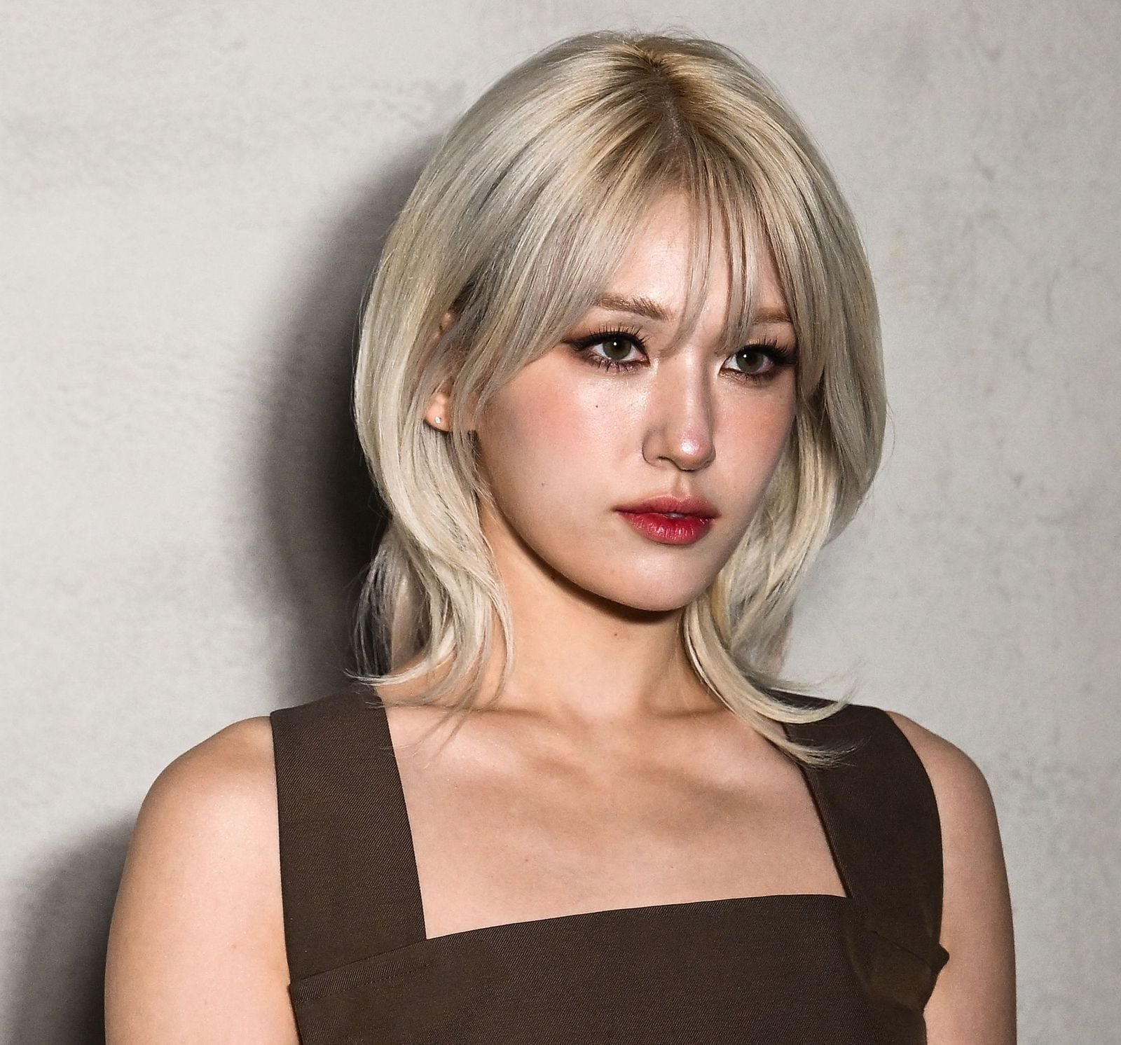 Platinum Blonde Collarbone Lob With Root Shadow Platinum Blonde Collarbone Lob With Root Shadow — Aesthetic Dye Hair