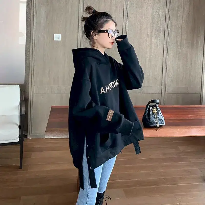 Black Longline Hoodie With Side Slits and Blue Jeans Black Longline Hoodie With Side Slits and Blue Jeans — Aesthetic Hoodie Outfits Women