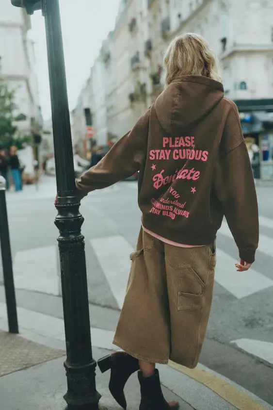 Oversized Brown Hoodie With Graphic Text Over Pink T-Shirt Oversized Brown Hoodie With Graphic Text Over Pink T-Shirt — Aesthetic Hoodie Outfits Women