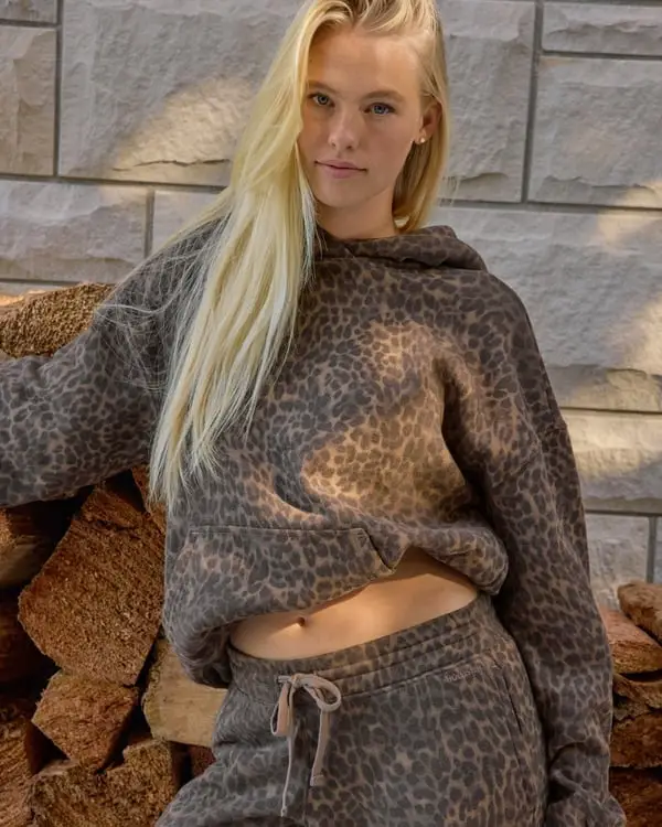 Leopard Print Cropped Hoodie With Matching Sweatpants Leopard Print Cropped Hoodie With Matching Sweatpants — Aesthetic Hoodie Outfits Women