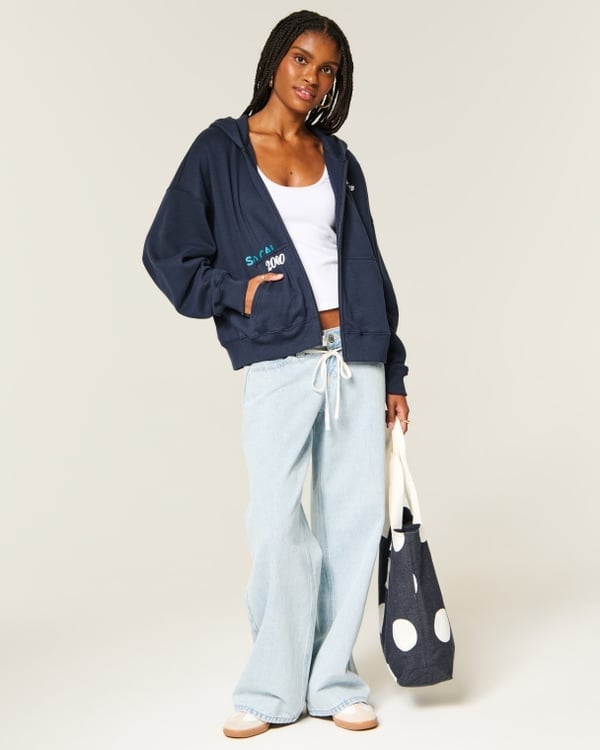 Navy Oversized Zip-Up Hoodie With Baggy Jeans and Polka Dot Tote Navy Oversized Zip-Up Hoodie With Baggy Jeans and Polka Dot Tote — Aesthetic Hoodie Outfits Women