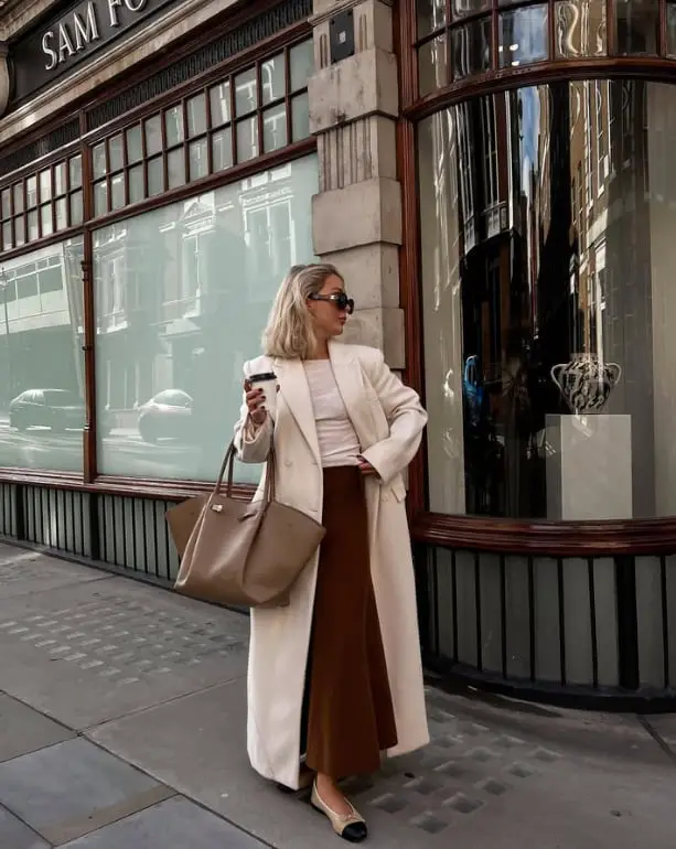 Flowing Brown A-line Maxi Skirt with a Cream Knit Set, Close-Up Take Flowing Brown A-line Maxi Skirt with a Cream Knit Set, Close-Up Take — Aesthetic Long Skirt Outfits