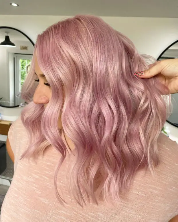 Collarbone Layers With Subtle Pink Highlights Collarbone Layers With Subtle Pink Highlights — Aesthetic Pastel Pink Hair